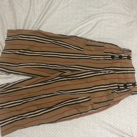 Girls' Burberry pants, worn once it's in Great condition - Picture 4 of 4